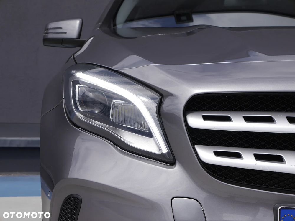 Mercedes-Benz GLA 180 7G-DCT - 38