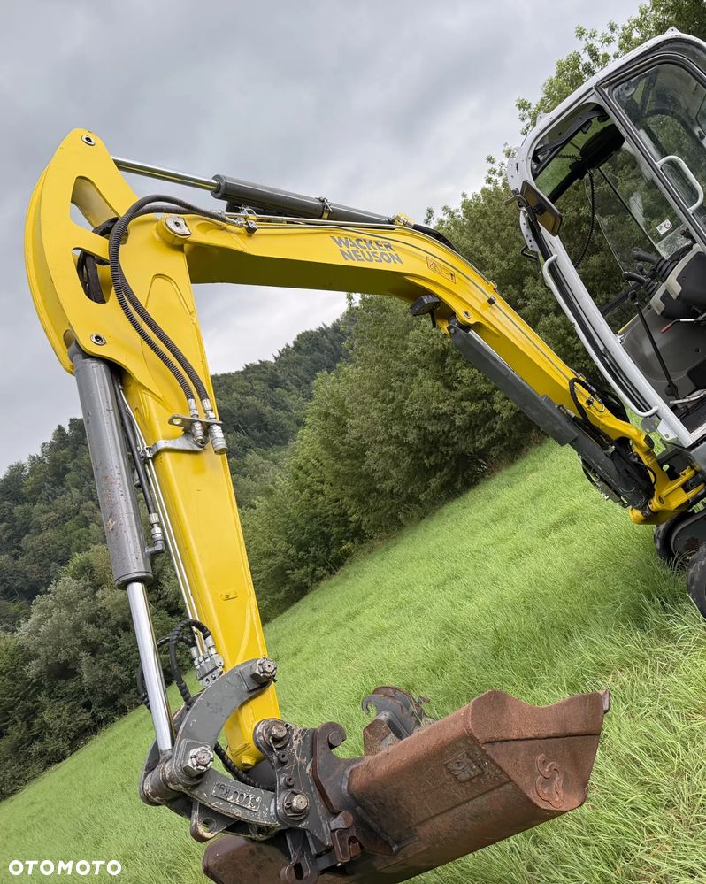 Wacker Neuson EZ38 koparka Gąsienicowa 4 tony. 2018 rok. Maszyna jak nowa 1600mtg.  Aktualna DEKRA BMWT 2026r. dodatkowa linia Hydrauliczna. Zamki na tłokach. Szybko-złącze Hydrauliczne. zmiana łyżek bez wychodzenia z Kabiny! Ani deka luzów wycieków. Okazja! 2 łyżki Oryginalne skandynawskiego typu. Yanmar silnik. Maszyna z Norwegii z Gospodarstwa Aktualna Dokumentacja! ani deka luzów i wycieków! OKAZJA Linia Hydr. Plus. Długie ramię PLUS. Oświetlenie LED. Gąski bardzo ładne. Wielka Okazja! Pełne sterowanie z dżojstików!! - 16
