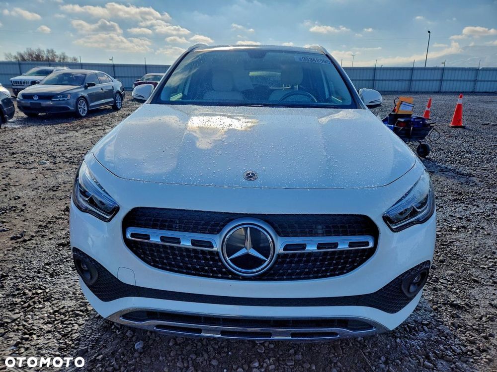 Mercedes-Benz GLA - 4