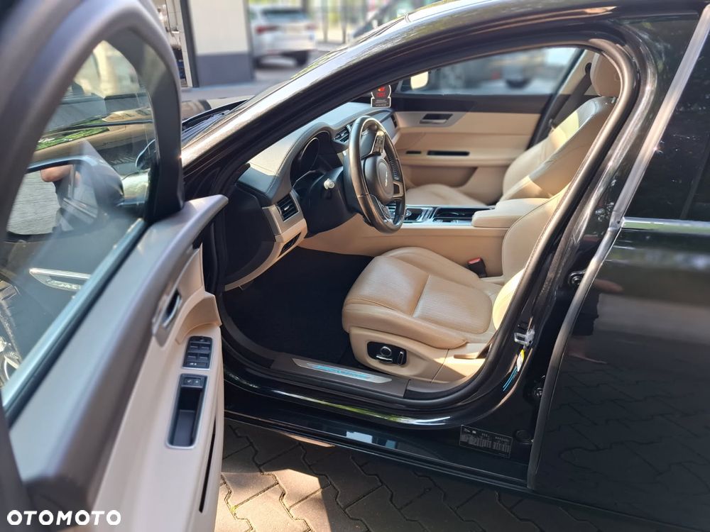 Jaguar XF 2.0 T Portfolio - 8
