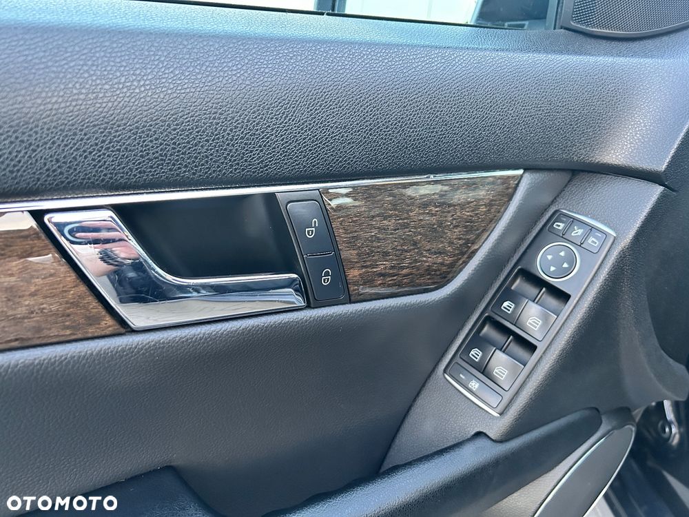 Mercedes-Benz Klasa C 220 CDI DPF Automatik BlueEFFICIENCY Elegance - 13