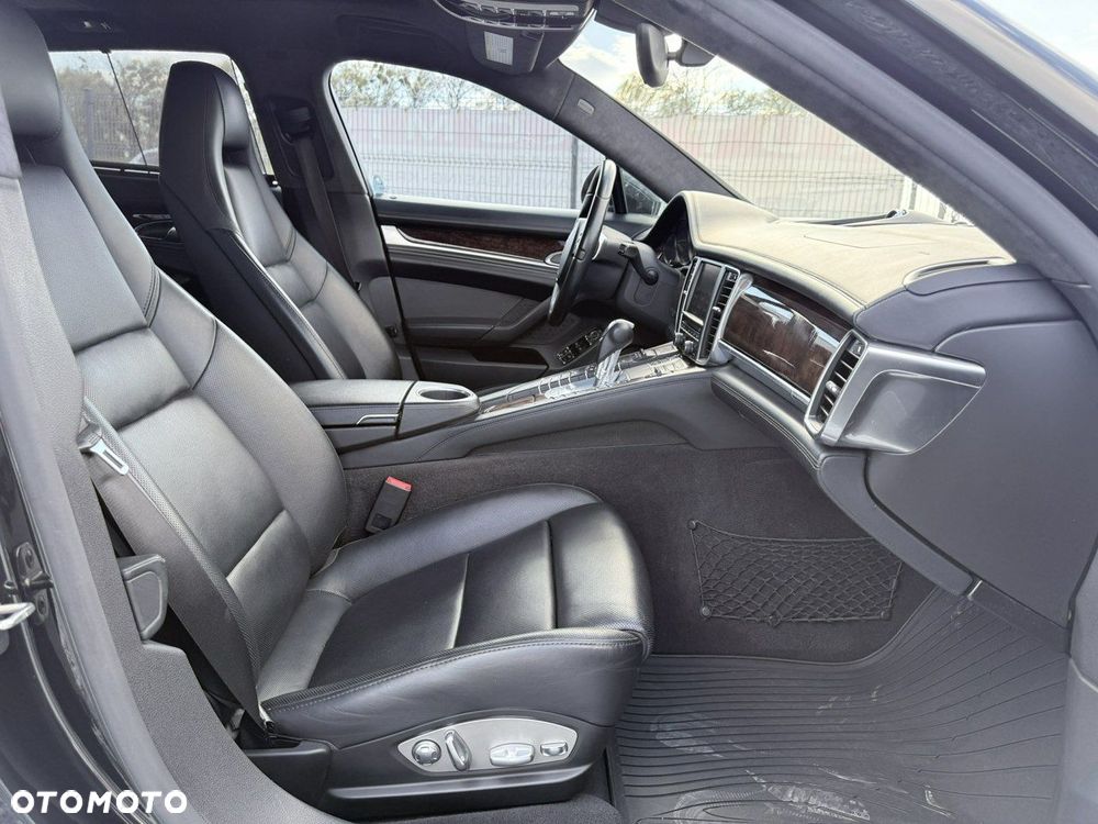 Porsche Panamera Turbo Executive - 32