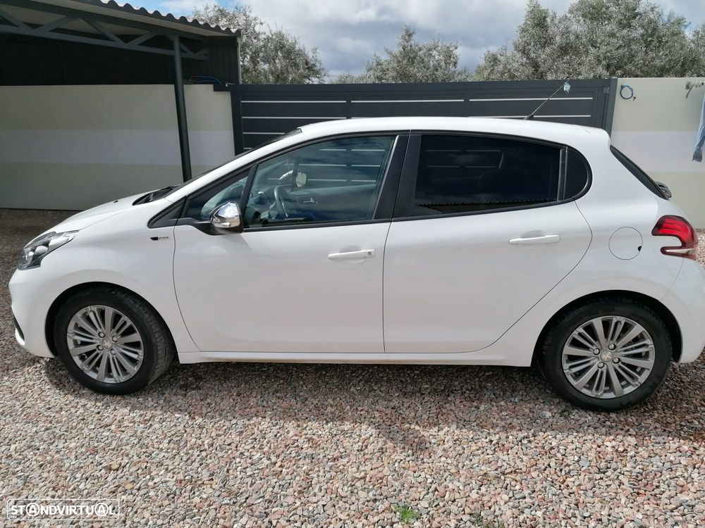 Peugeot 208 - 8
