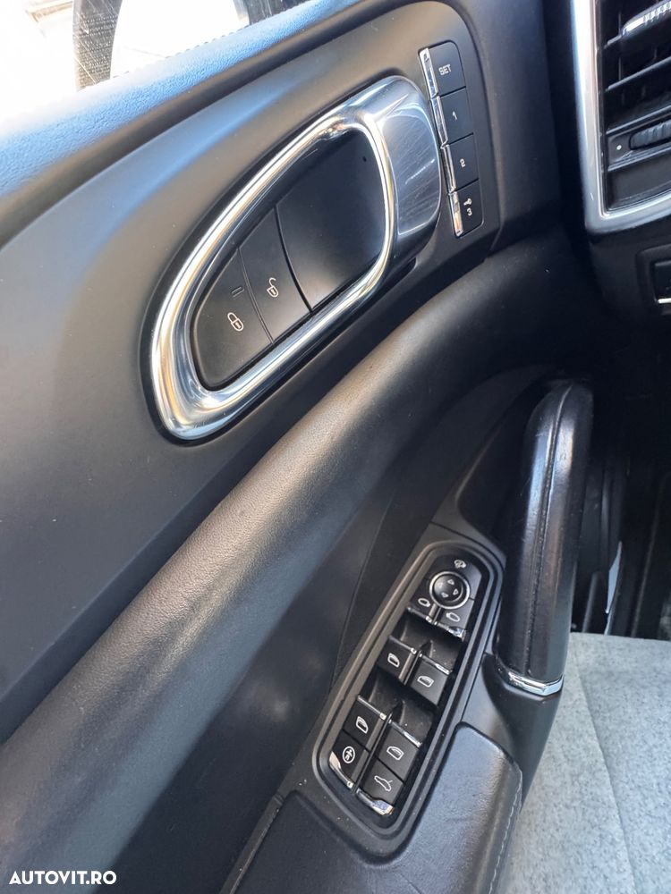 Porsche Cayenne Platinum Edition - 12