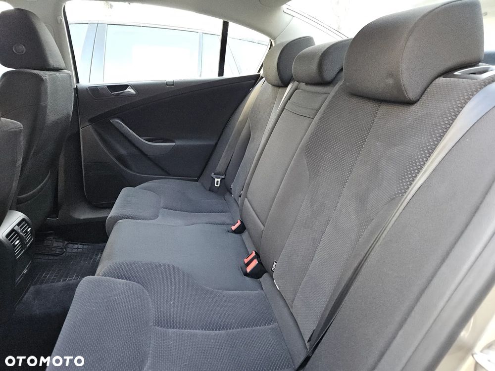 Volkswagen Passat 2.0 TDI Comfortline - 14