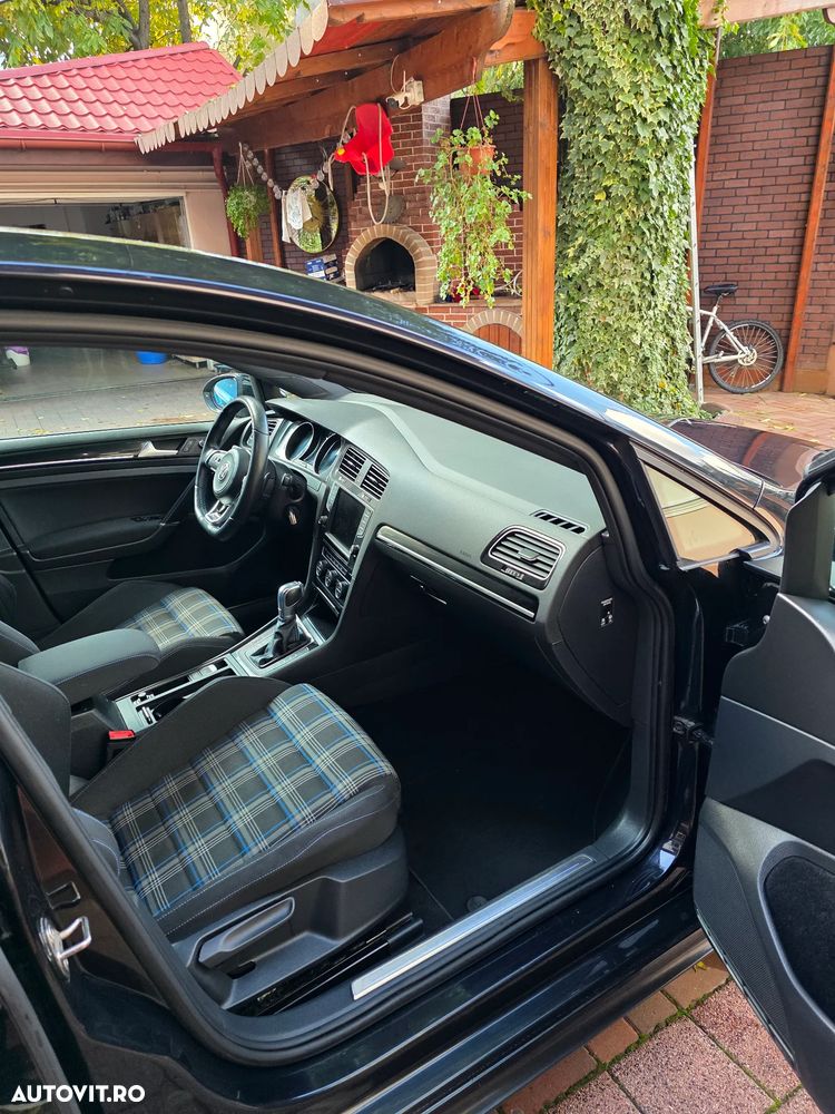 Volkswagen Golf - 8
