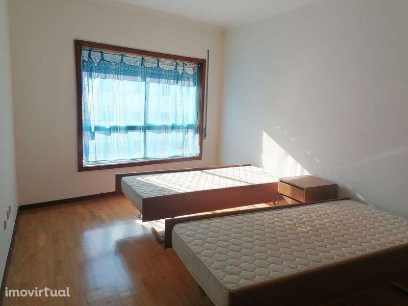 Moradia T5 com 4 WC, Garagem, Jardim, Terraço e Clarabóia - Grande imagem: 4/12