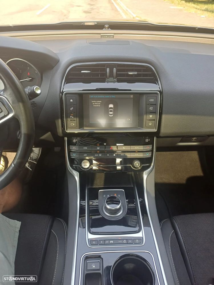 Jaguar XE 2.0 D R-Sport Aut. - 3