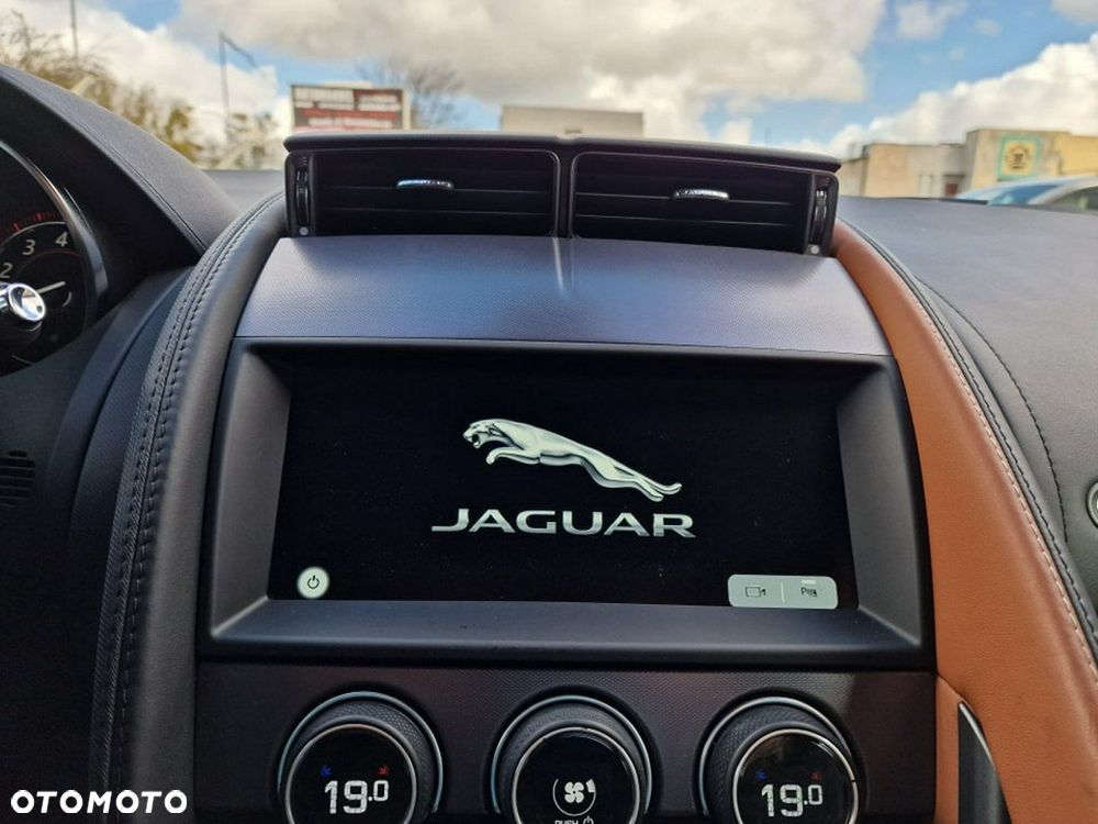 Jaguar F-Type 2.0 Turbo Chequered Flag - 18