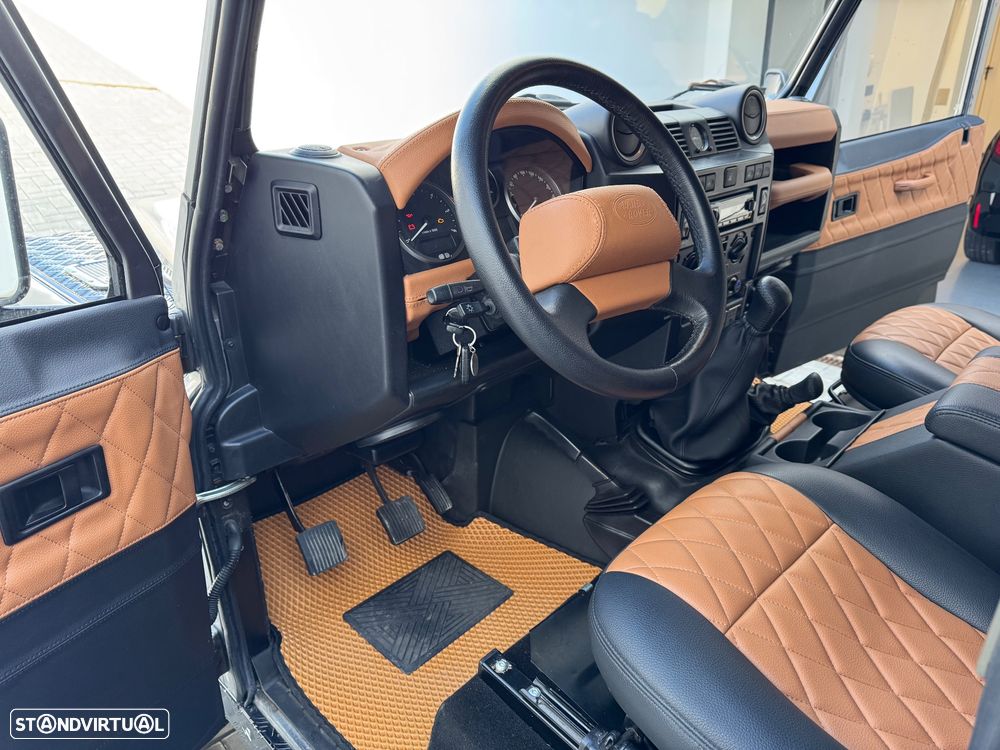 Land Rover Defender 90 Hard Top SE - 11