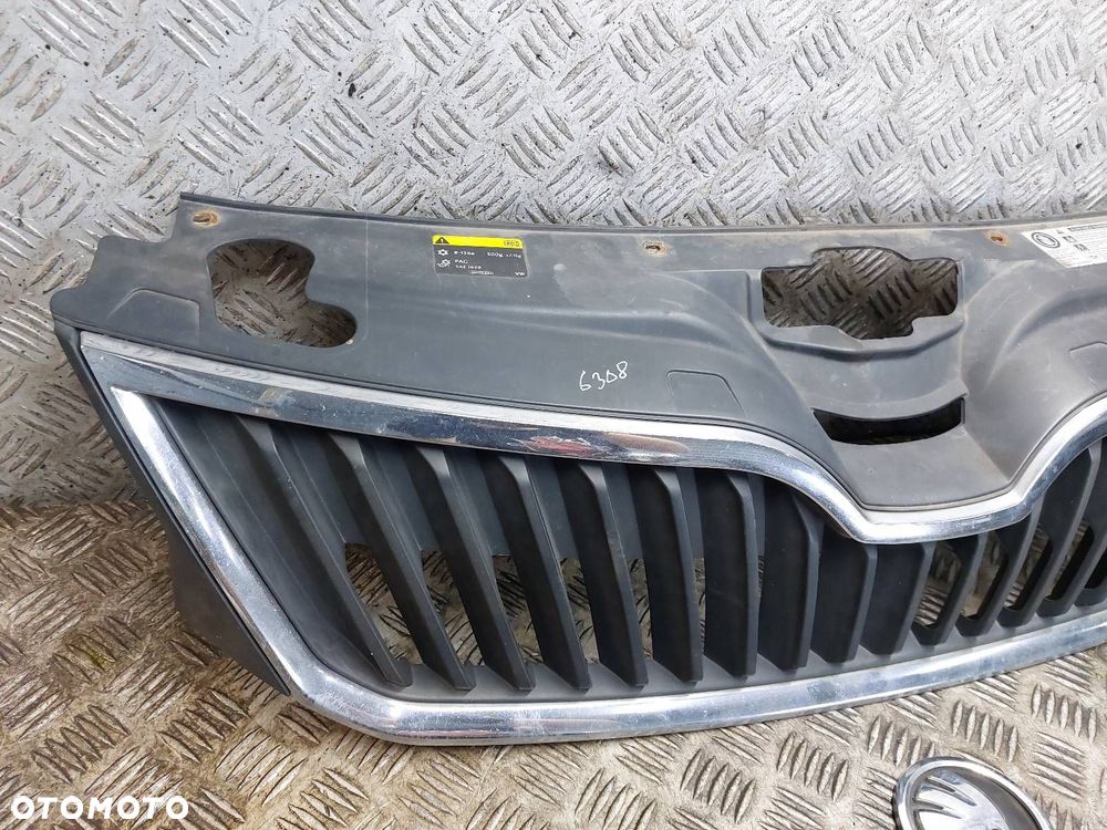 GRILL ATRAPA CHŁODNICY + EMBLEMAT MASKI RAPID I 5JA853668 5JA853621 - 2