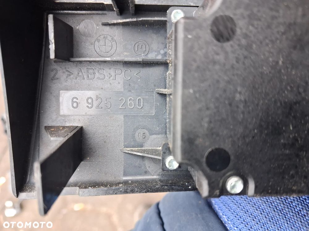 BMW 5 E60 E61 OKAZJA WYPRZEDAŻ POZOSTAŁOŚCI Antena rekin oryginał // Włącznik świateł xenon 6925287  //  Czujnik poziomowania lamp reflektorów 1093697  //  Ramka lewarka dźwigni skrzyni biegów automat podświetlenie 7034089 //  Zbiornik płynu spryskiwaczy 61667055349 pompka 8377430 //  atrapa nerki grill maski  //  Klema minus minusowa  //  Zapalniczka gniazdo zapalniczki  //  Odbłyśnik zderzaka tył tylnego lewy odbłysk sedan  //  Kierunek kierunkowskaz w błotnik - 12