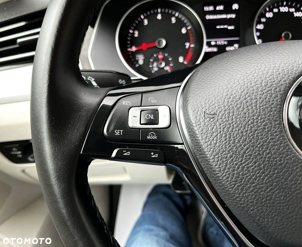 Volkswagen Passat - 21