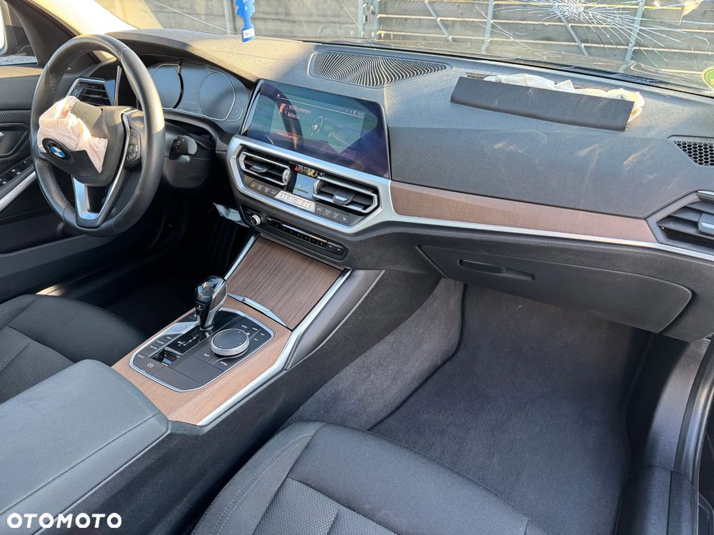 BMW Seria 3 318d mHEV - 8