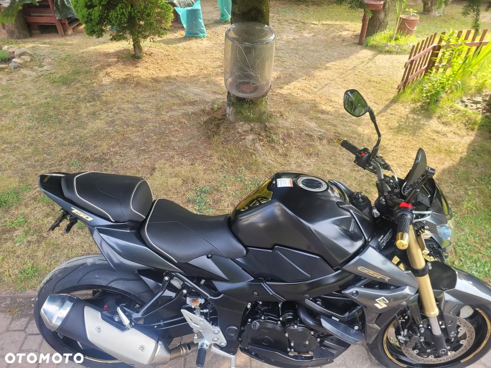 Suzuki GSR - 10
