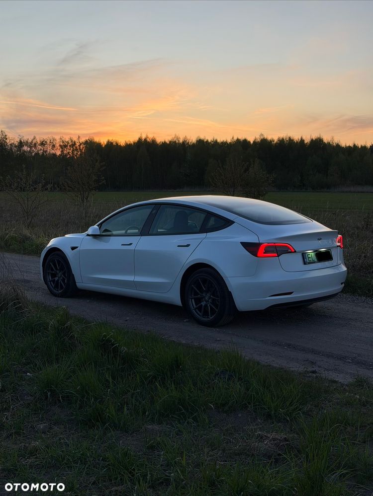 Tesla Model 3 - 4