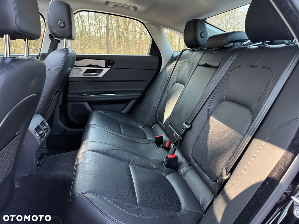 Jaguar XF 35t Portfolio - 23
