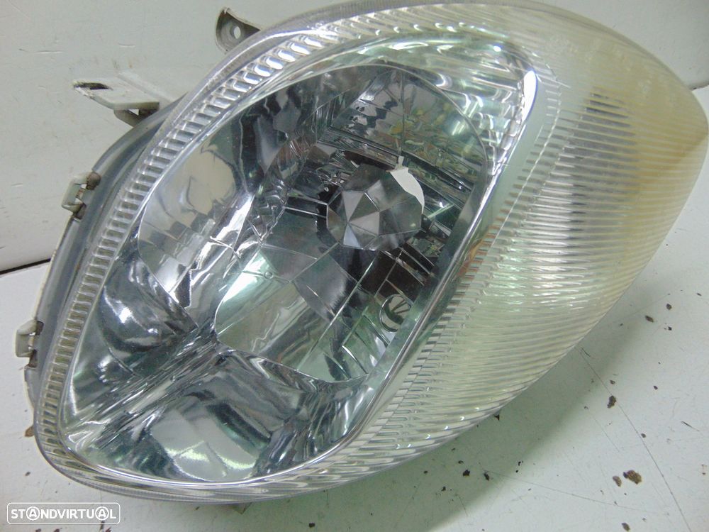 Daihatsu Sirion faróis - 5