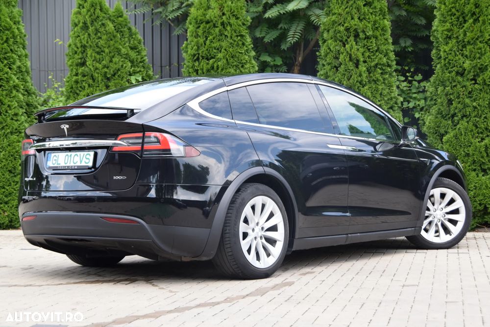 Tesla Model X - 9