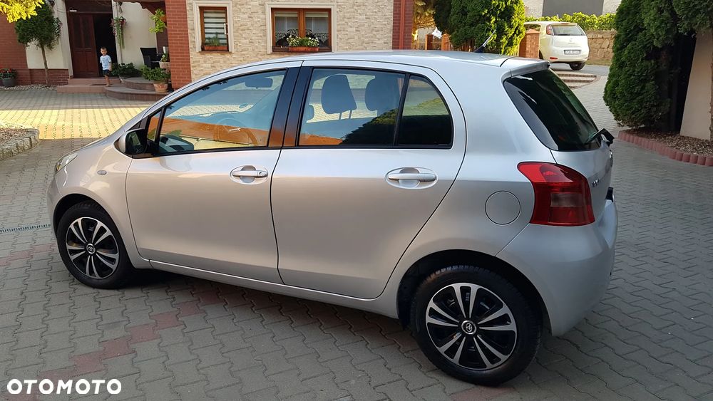 Toyota Yaris 1.3 Luna Premium - 11