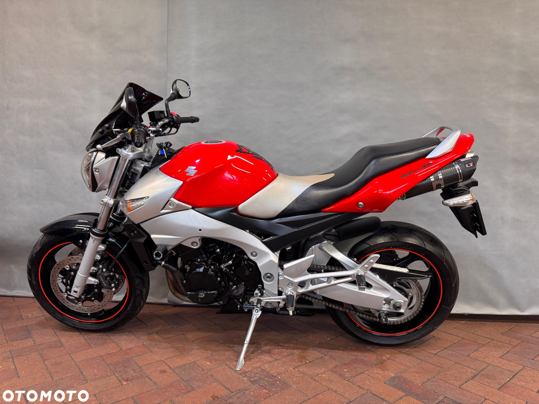 Suzuki GSR - 2