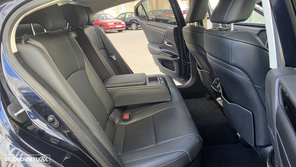 Lexus ES 300h Special Edition - 23