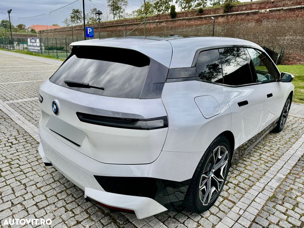 BMW iX xDrive40 - 11