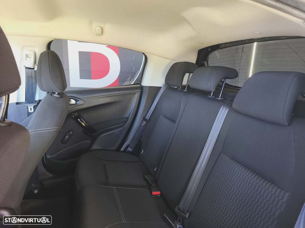 Peugeot 208 1.6 BlueHDi Style - 45