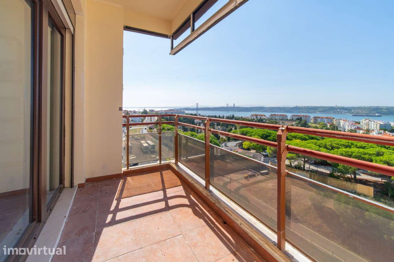 T4 Renovado no Restelo com Vista 180º sobre o Tejo, Varandas e Garagem - Grande imagem: 5/29