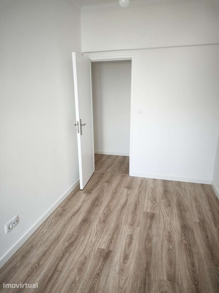 Apartamento T3 com 2 casas de banho em zona central do Laranjeiro - Grande imagem: 3/17