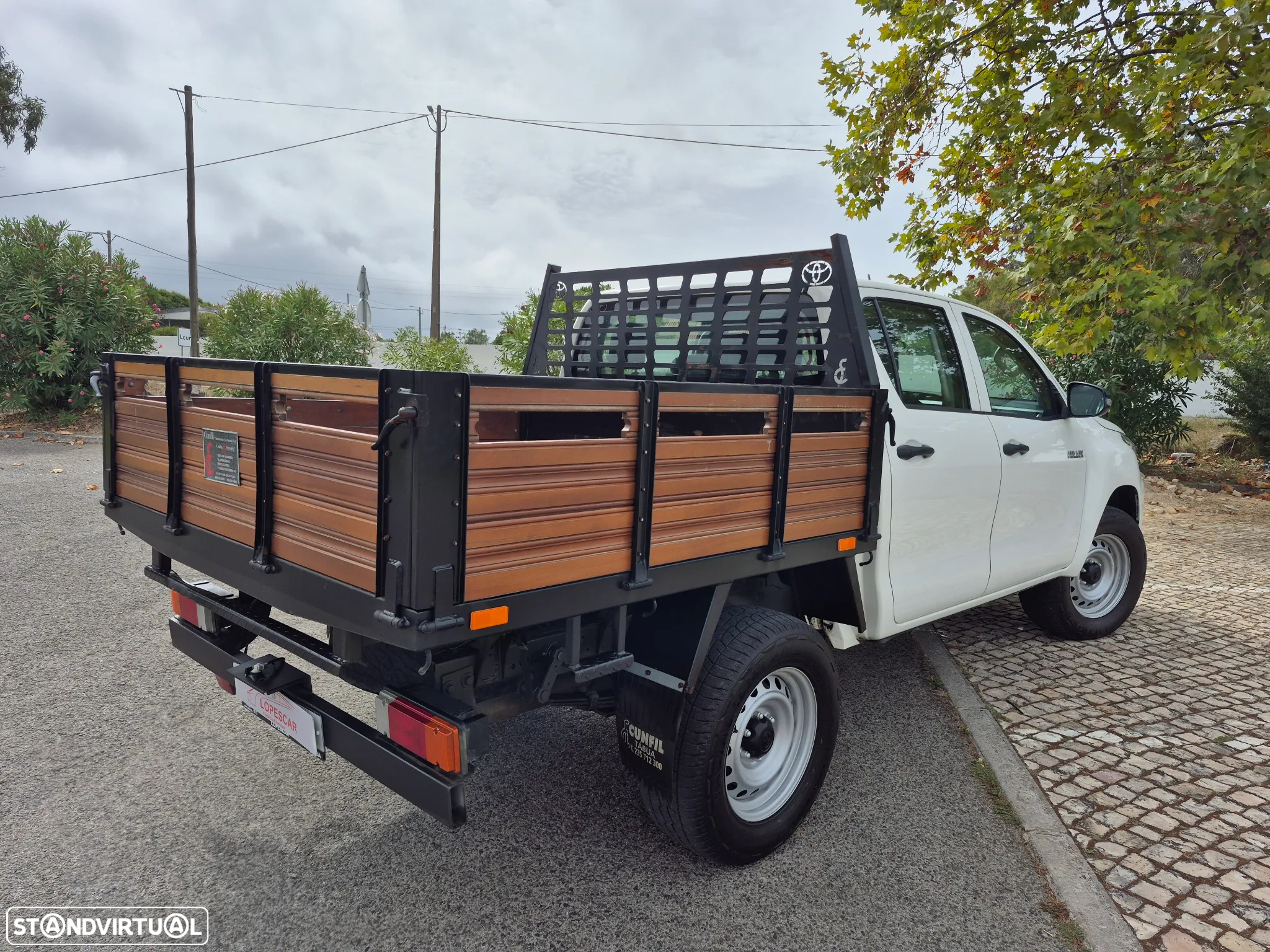Toyota Hilux 2.4D-4D 4X4 - 2024 - 5 LUGARES - 12.000KM - 8