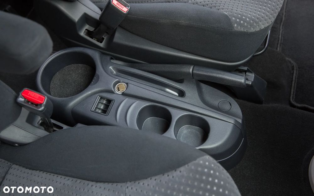 Mitsubishi Grandis 2.4 Intense - 26
