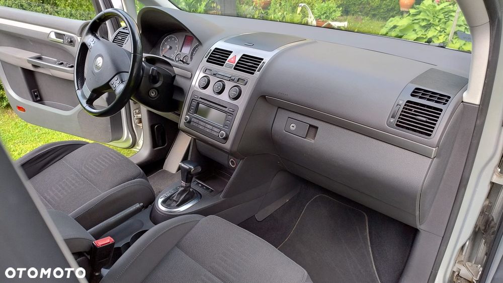 Volkswagen Touran - 12