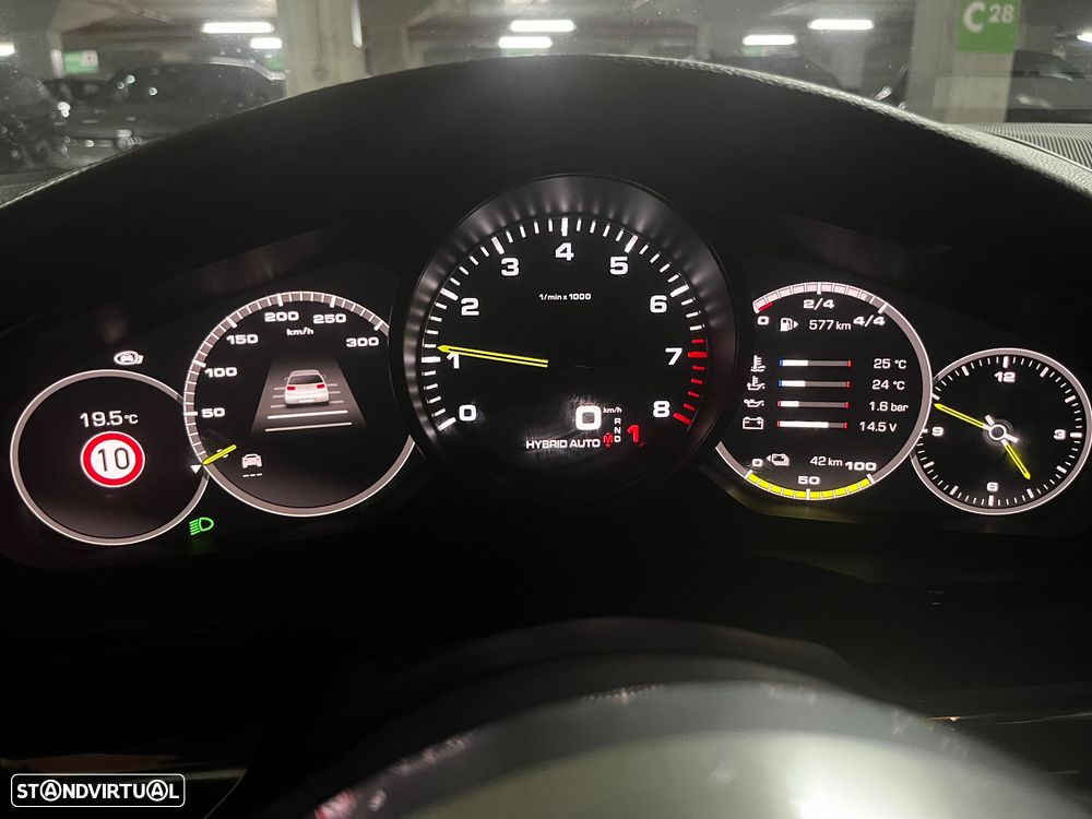 Porsche Panamera 4 E-Hybrid 10 Years Edition - 31