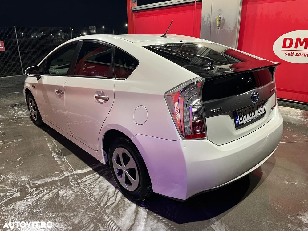 Toyota Prius Plug-in (Hybrid) Life - 12