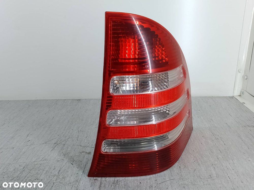 LAMPA TYLNA PRAWA MERCEDES-BENZ KLASA C W203 KOMBI - 1