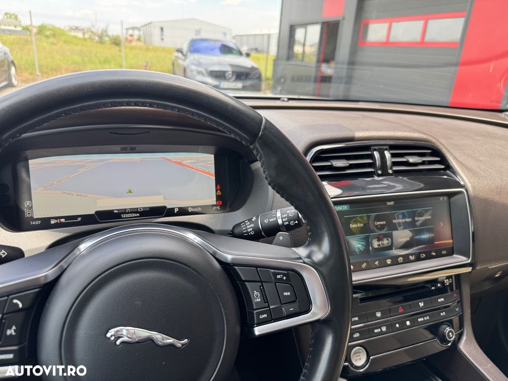 Jaguar F-Pace 20d AWD Aut. Prestige - 27