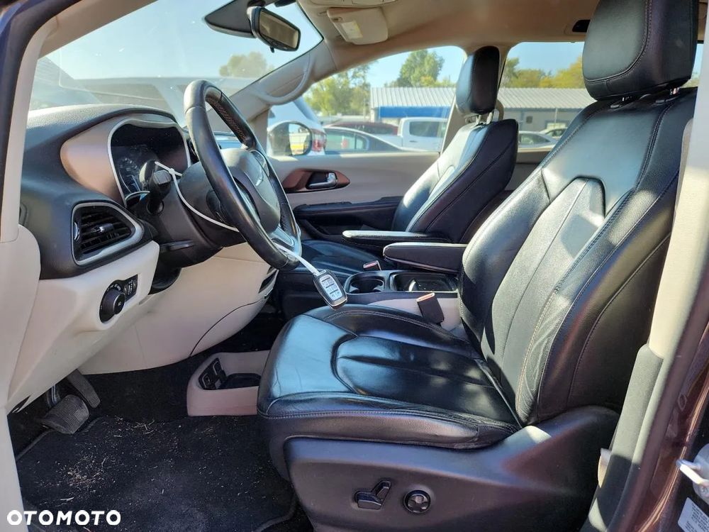 Chrysler Pacifica - 8