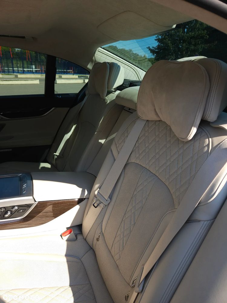 BMW Seria 7 750i xDrive - 23