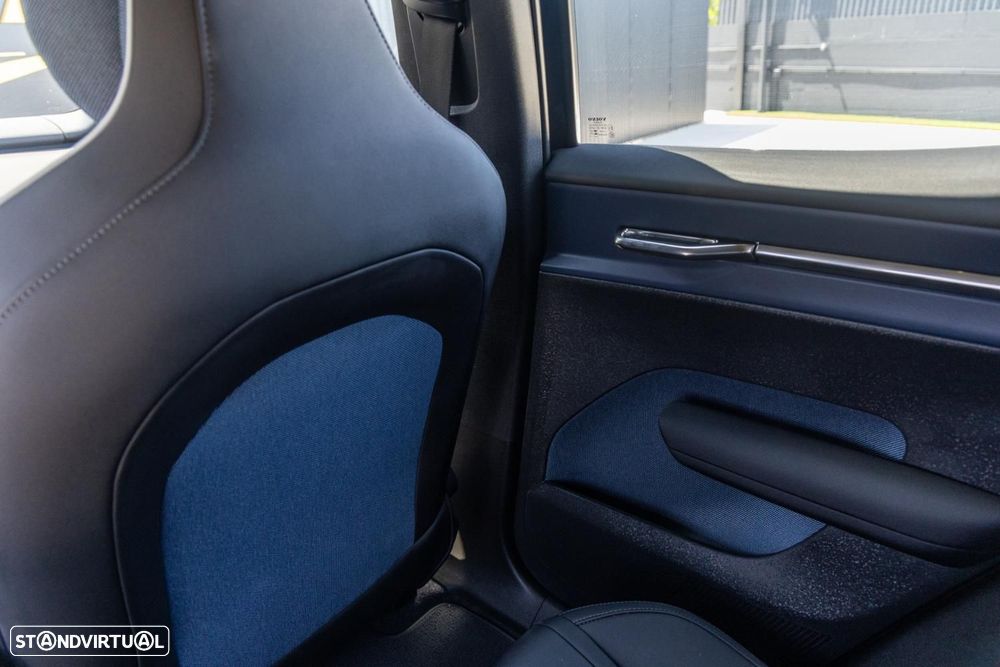 Volvo EX30 69 kWh Single Motor Extended Range Black Edition - 42