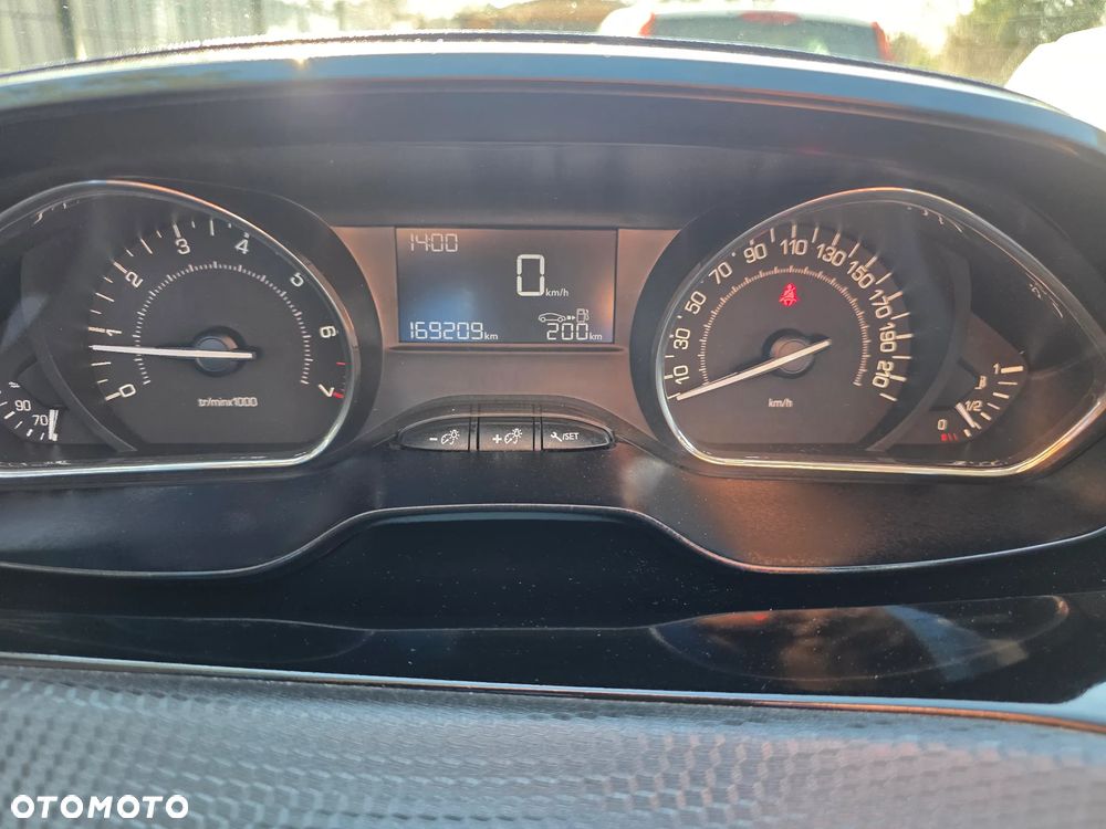 Peugeot 2008 1.2 VTi Allure - 11