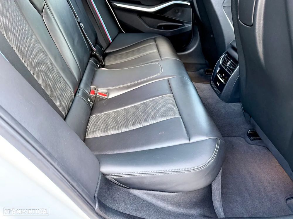 BMW M3 Competition xDrive - 33