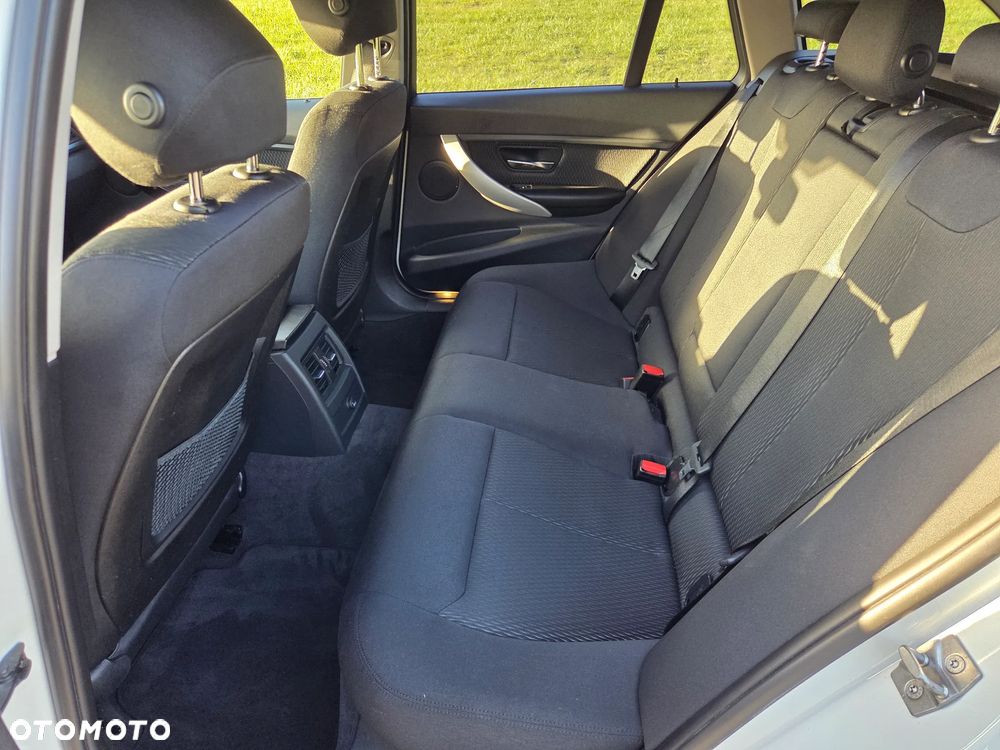 BMW Seria 3 318d xDrive - 11