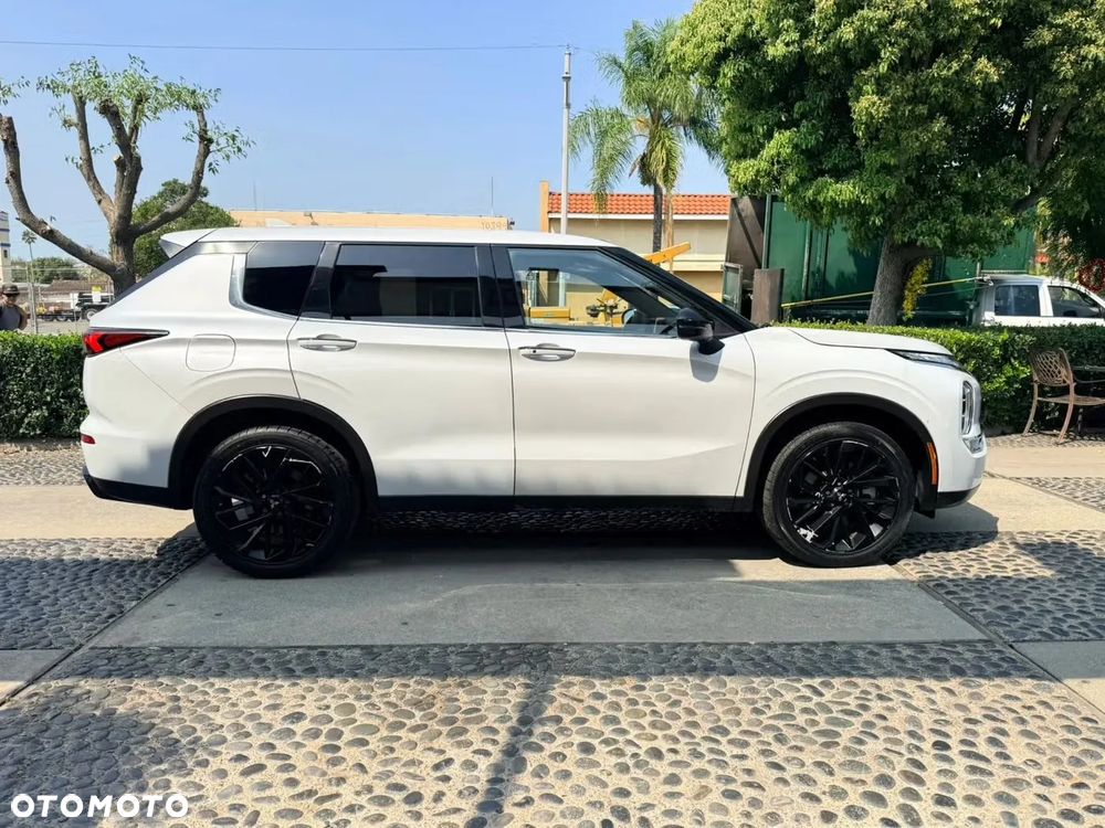 Mitsubishi Outlander - 2