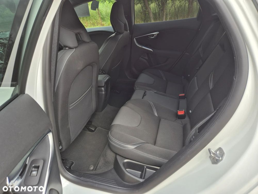 Volvo V40 D2 Drive-E R-Design Momentum - 17