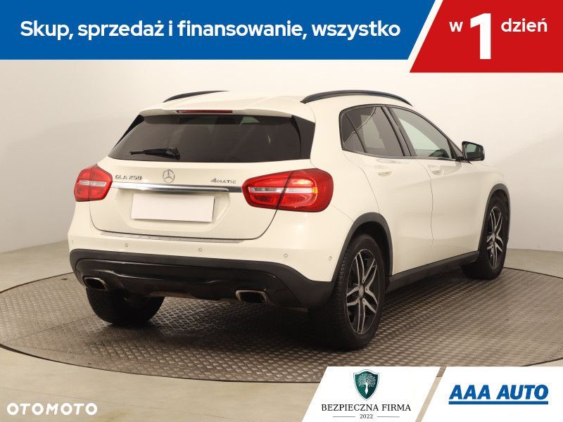 Mercedes-Benz GLA - 7