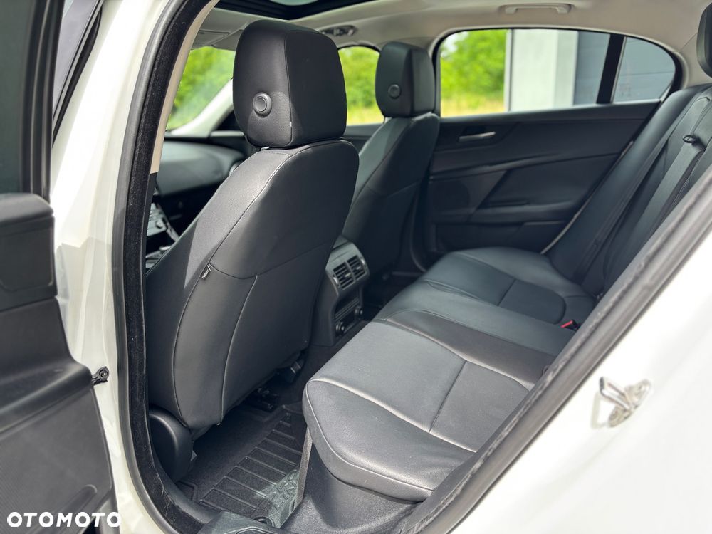 Jaguar XE 2.0 T Prestige - 18