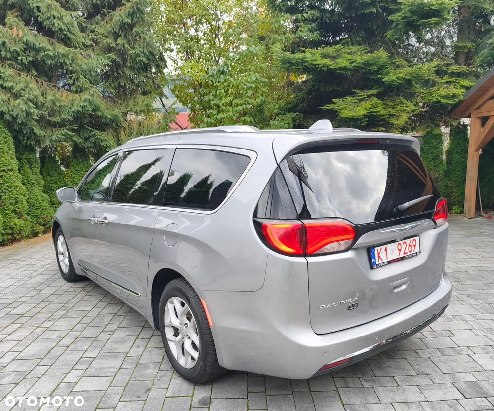 Chrysler Pacifica - 4