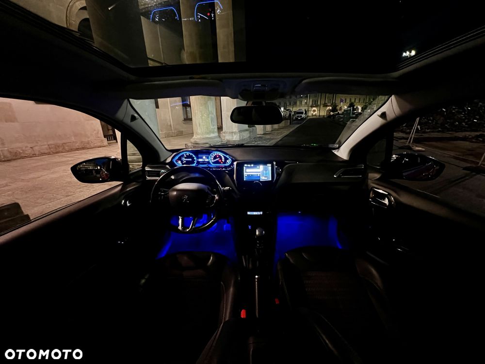 Peugeot 208 - 8