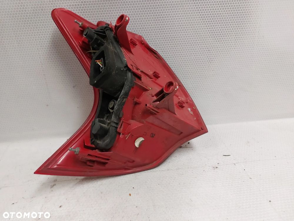 .  LAMPA TYL TYLNA PRAWA PEUGEOT 3008 - 6